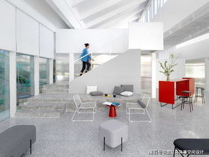 新辦公室位于一個創意園區設計明亮靈活以提高辦公室內的開放性和社交活動